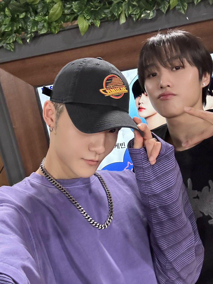 THEBOYZ_officl's tweet photo. [📸] 제이콥&amp;케빈 청소년소통프로젝트 경청 DJ 완료🎧 밤마다 배디와 문디의 목소리를 듣고 있으면 기분이 몽글몽글☁ 오늘도 마음 기울여 줘서 고마워요🤍

#THEBOYZ #더보이즈
#JACOB #제이콥 #KEVIN #케빈 https://t.co/CDELjfm5lN