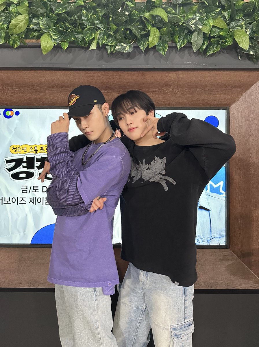 THEBOYZ_officl's tweet photo. [📸] 제이콥&amp;케빈 청소년소통프로젝트 경청 DJ 완료🎧 밤마다 배디와 문디의 목소리를 듣고 있으면 기분이 몽글몽글☁ 오늘도 마음 기울여 줘서 고마워요🤍

#THEBOYZ #더보이즈
#JACOB #제이콥 #KEVIN #케빈 https://t.co/CDELjfm5lN
