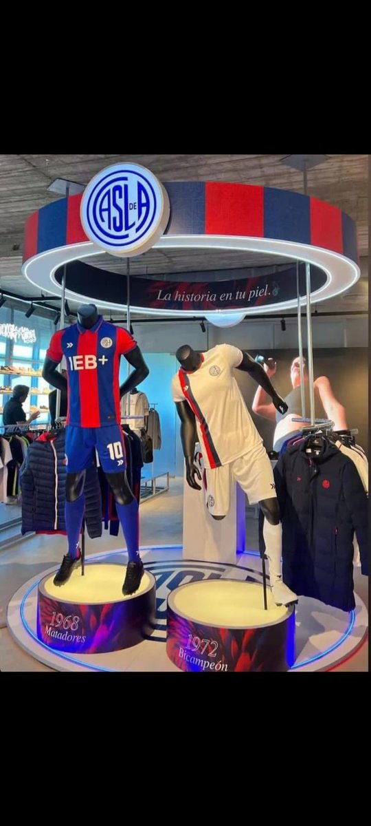 Por primera vez en toda su historia los socios e hinchas de San Lorenzo pueden comprar la remera oficial y toda la indumentaria del club en todos los shoppings y también de manera on line llega a cualquier rincón del país.
Ya llegaron al país más de 300mil prendas Atomik💙❤️