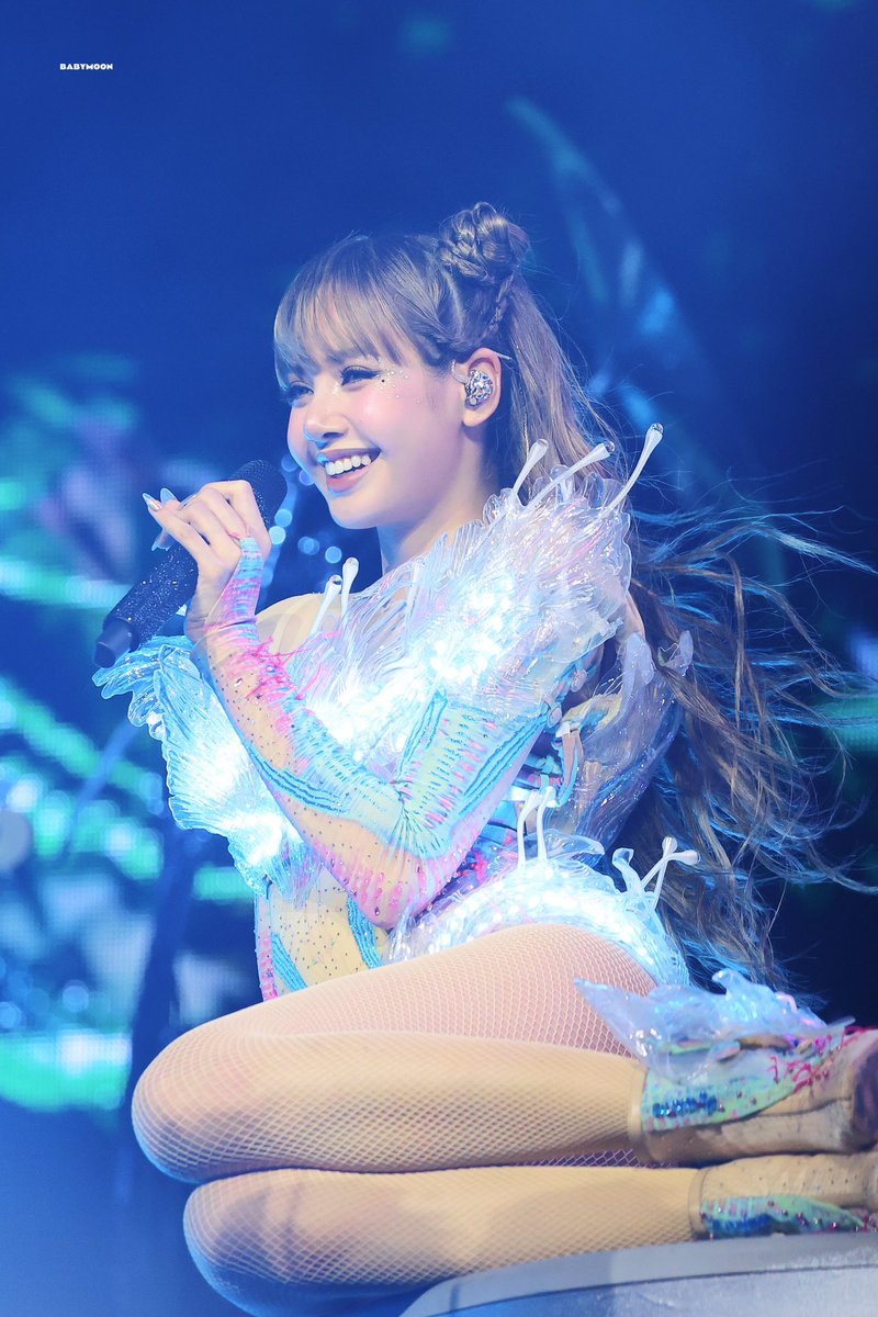 โอ้โห ภาพมันเรืองแสงได้ 🪼

ROCKSTAR LISA COACHELLA 
#LISACHELLA #Coachella2025