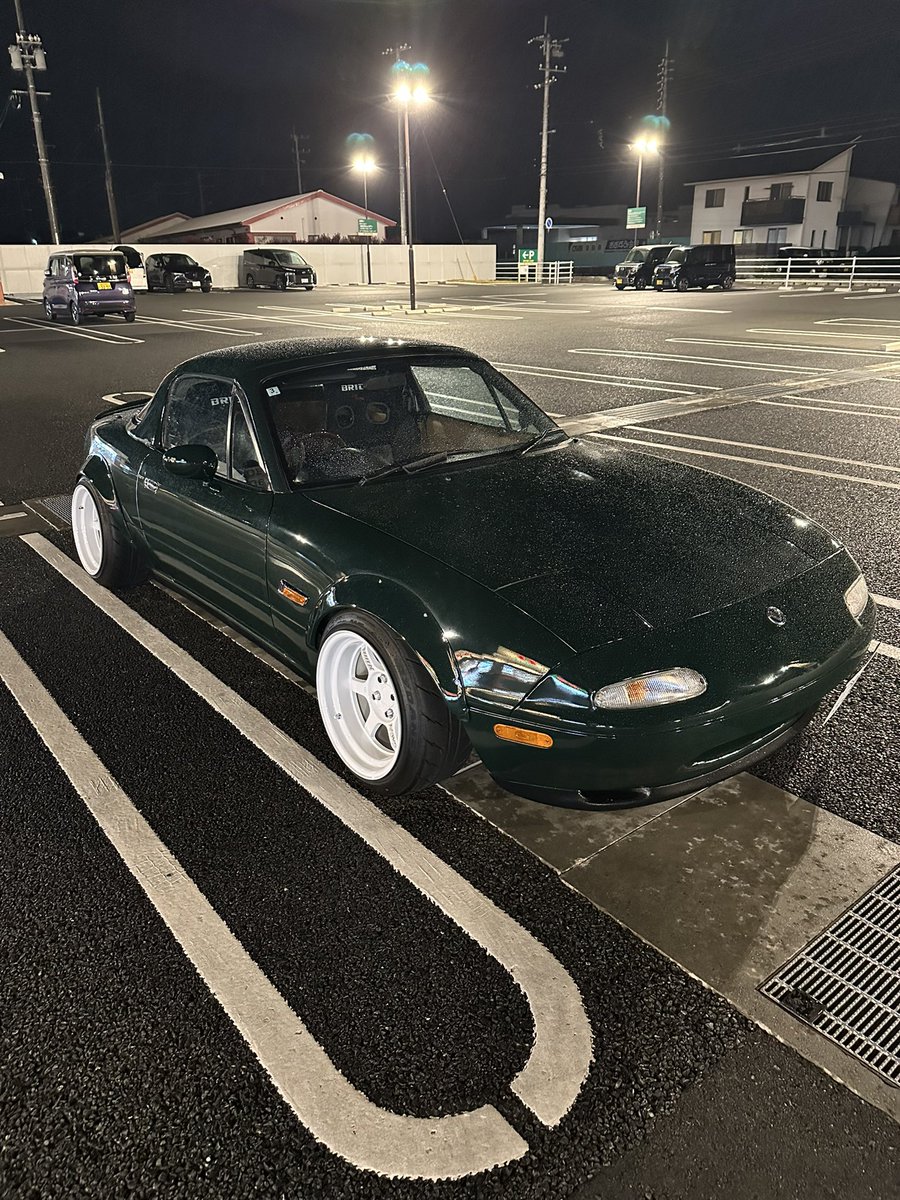 洗車後すぐに雨☔
洗車場で赤のNA乗りの方に会った！
オーナーが代わってました😊
内装は高級なメーターに高級なハンドルが付いてました😆またロンシャンを履いて
低車高の状態も見てみたいと思う今日この頃！