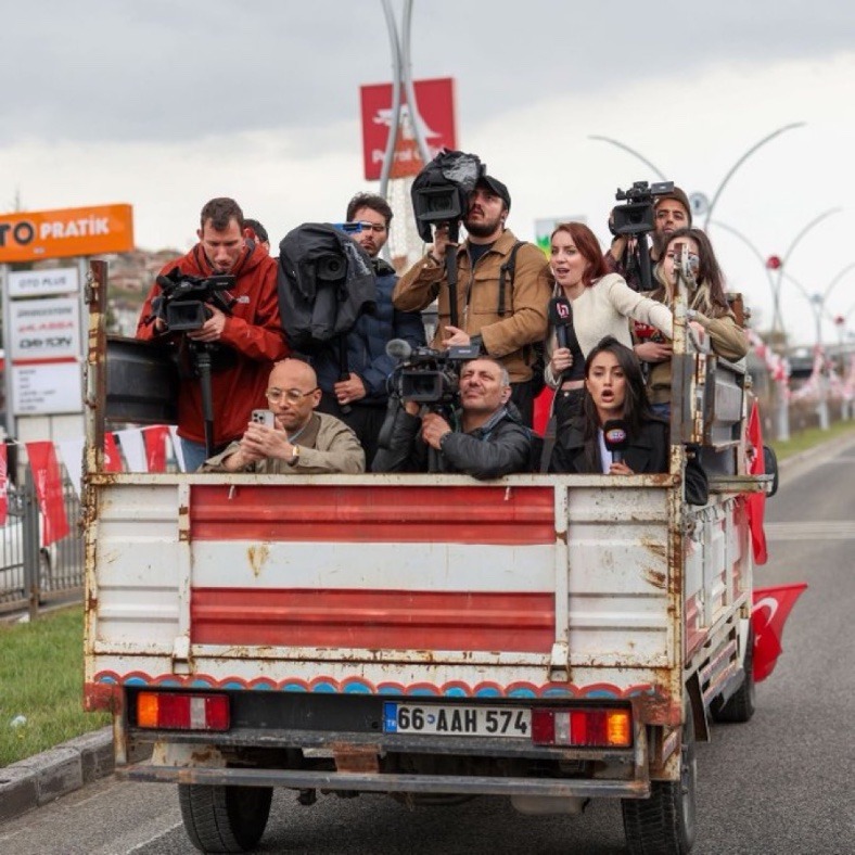 tlgablc's tweet image. yozgat&apos;ta özgür özel&apos;in kullandığı traktörü takip eden gazeteciler
