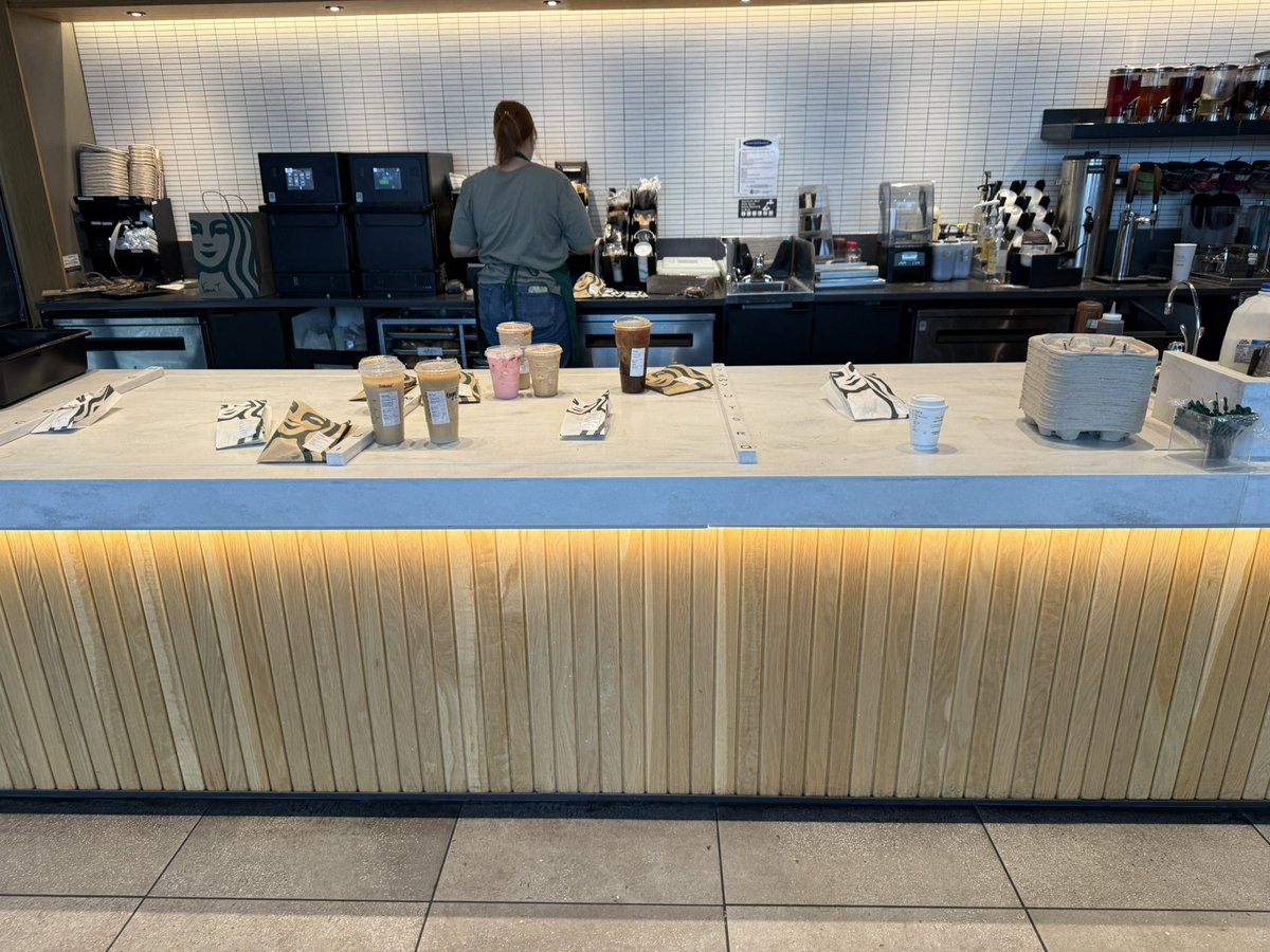 stephenhunton's tweet photo. Feels like @Starbucks has lost the script. So many mobile orders out and dozens of in-store customers waiting for their orders. Very poor experience for the brand. 

Too bad. https://t.co/6fHwOhZFD5
