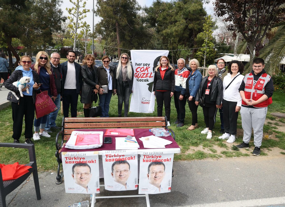 AysegulOzOv's tweet photo. CHP Bakırköy İlçe Başkanımız @gizembasaranchp ve Meclis Üyelerimizle birlikte Yeşilköy ve Florya’da kurulan “Ekrem İmamoğlu’na Özgürlük” imza stantlarını ziyaret ettik.

Halkımızın gösterdiği yoğun ilgi, demokrasiye ve adalete olan inancımızı daha da güçlendirdi.

Yarın (20 Nisan Pazar) Bakırköy’ün dört bir yanında kuracağımız stantlarda imza kampanyamız devam ediyor. Tüm komşularımızı demokrasiye sahip çıkmaya, imzaya davet ediyorum.
