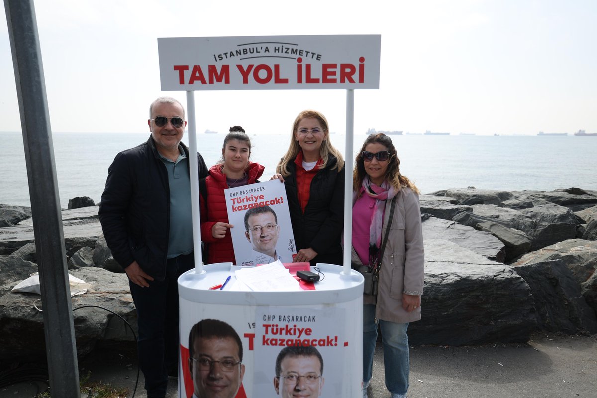 AysegulOzOv's tweet photo. CHP Bakırköy İlçe Başkanımız @gizembasaranchp ve Meclis Üyelerimizle birlikte Yeşilköy ve Florya’da kurulan “Ekrem İmamoğlu’na Özgürlük” imza stantlarını ziyaret ettik.

Halkımızın gösterdiği yoğun ilgi, demokrasiye ve adalete olan inancımızı daha da güçlendirdi.

Yarın (20 Nisan Pazar) Bakırköy’ün dört bir yanında kuracağımız stantlarda imza kampanyamız devam ediyor. Tüm komşularımızı demokrasiye sahip çıkmaya, imzaya davet ediyorum.