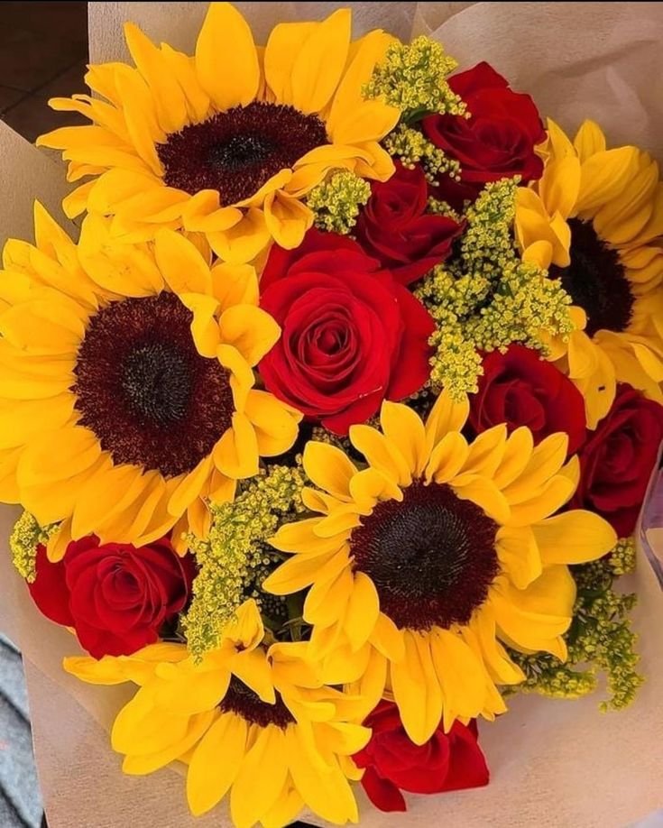 sunflowerchives's tweet photo. Sunflowers and Roses https://t.co/mk4XfGVAi8