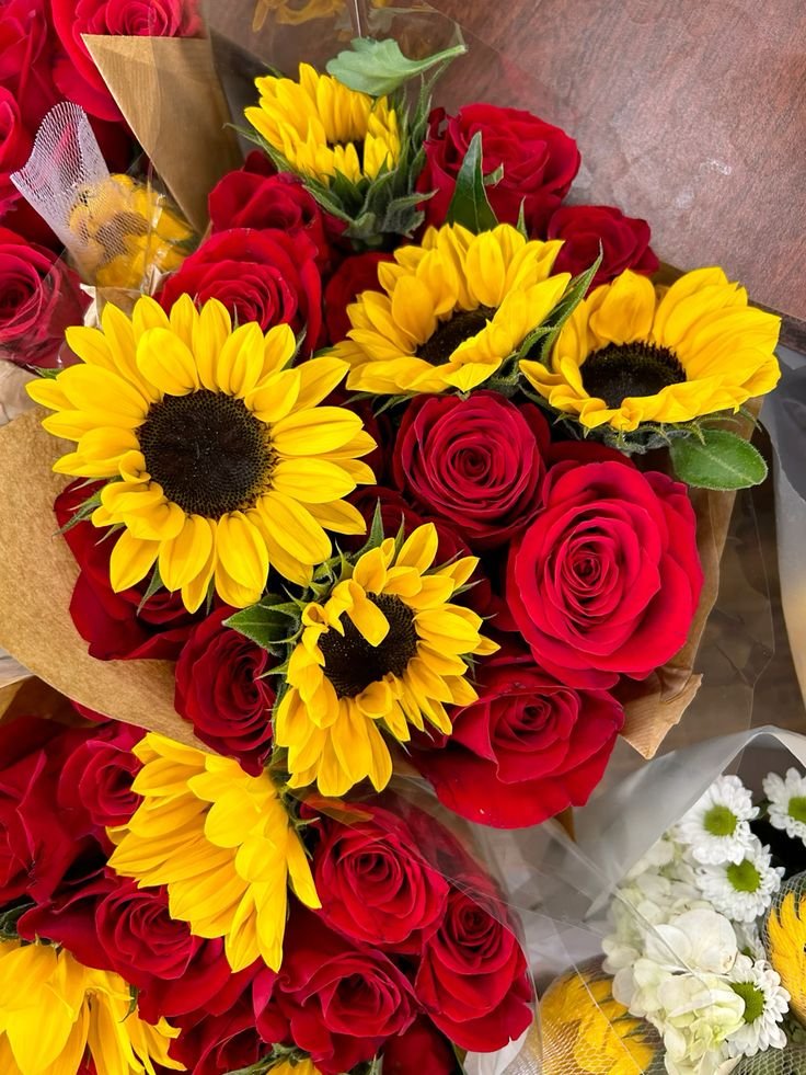 sunflowerchives's tweet photo. Sunflowers and Roses https://t.co/mk4XfGVAi8