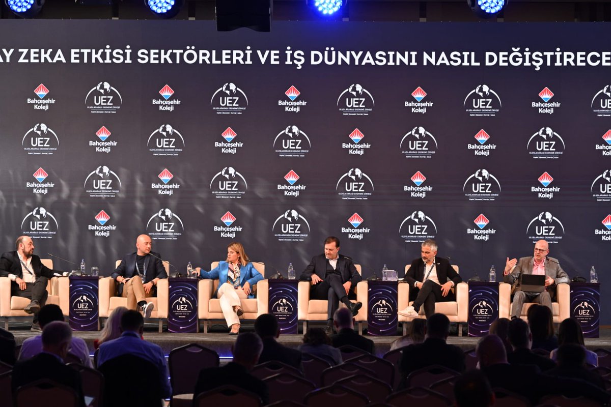 Uluslararası Ekonomi Zirvesi'nde “Yapay Zeka Etkisi Sektörleri ve İş Dünyasını Nasıl Değiştirecek?” konulu oturum Bahçeşehir Koleji sponsorluğunda gerçekleşti.
TİKO Kurucusu – Girişimci Sina Afra moderatörlüğünde gerçekleşen “Yapay Zeka Etkisi Sektörleri ve İş Dünyasını Nasıl