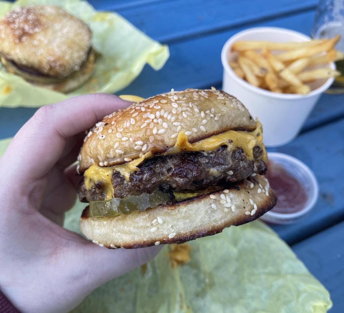 gamefamex's tweet photo. Cheeseburger from Alphabet Burger Co in PDX
๐ https://t.co/yaEStox73k
#ad #Cheeseburger #AlphabetBurgerCo #PDXFood #Foodie #BurgerLove #foodie #burgers #cooking #fastfood #trending #sandwiches #yum #foodpoll https://t.co/IRrU1oykal