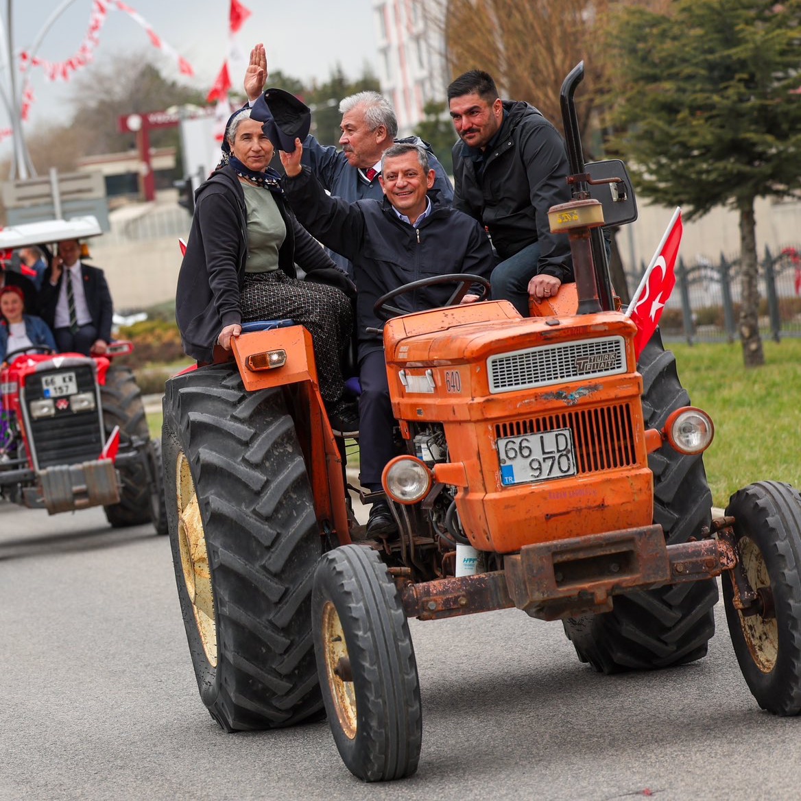 bosunatiklama's tweet image. Özgür Özel&apos;in Yozgat mitingine traktörle geldiği anları görüntüleyen gazeteciler: