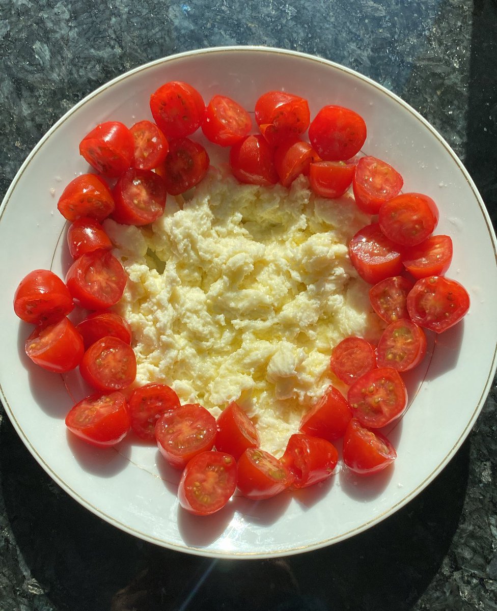 miirajje's tweet photo. burrata sans burrata #mozza #onfaitaveclesmoyensdubord https://t.co/b8TYgUalvx