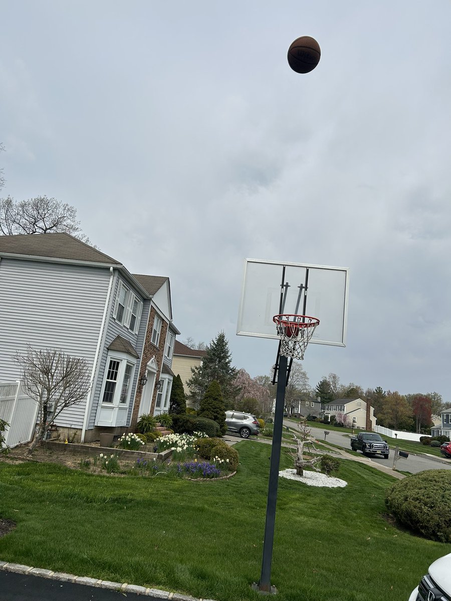 fuckedupfriar's tweet image. Ur in her dms, im getting shots up. #thedifference