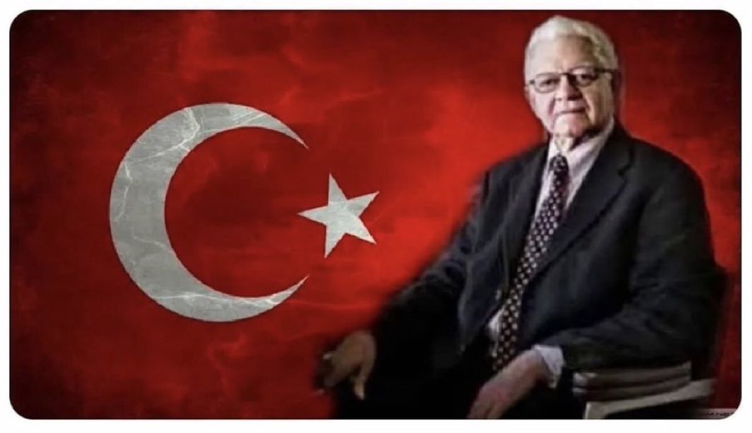 Türkiye'de, Türk'ten başka her şeyi seven,
Bir tek Türk'ü sevemeyen aydın tipi var,
Üzerinde düşünmek gerekir.

Prof. Dr. Oktay Sinanoğlu rahmetle…