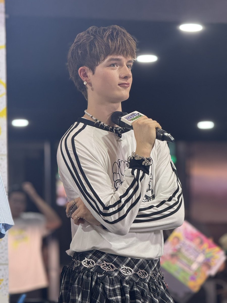 lepidolites's tweet photo. วันเยี่ยมลูก🥴🫠❤️
#SiamCenterxGELBOYS
#leonbrocco #pjmahidol https://t.co/PeOOKZqwDc
