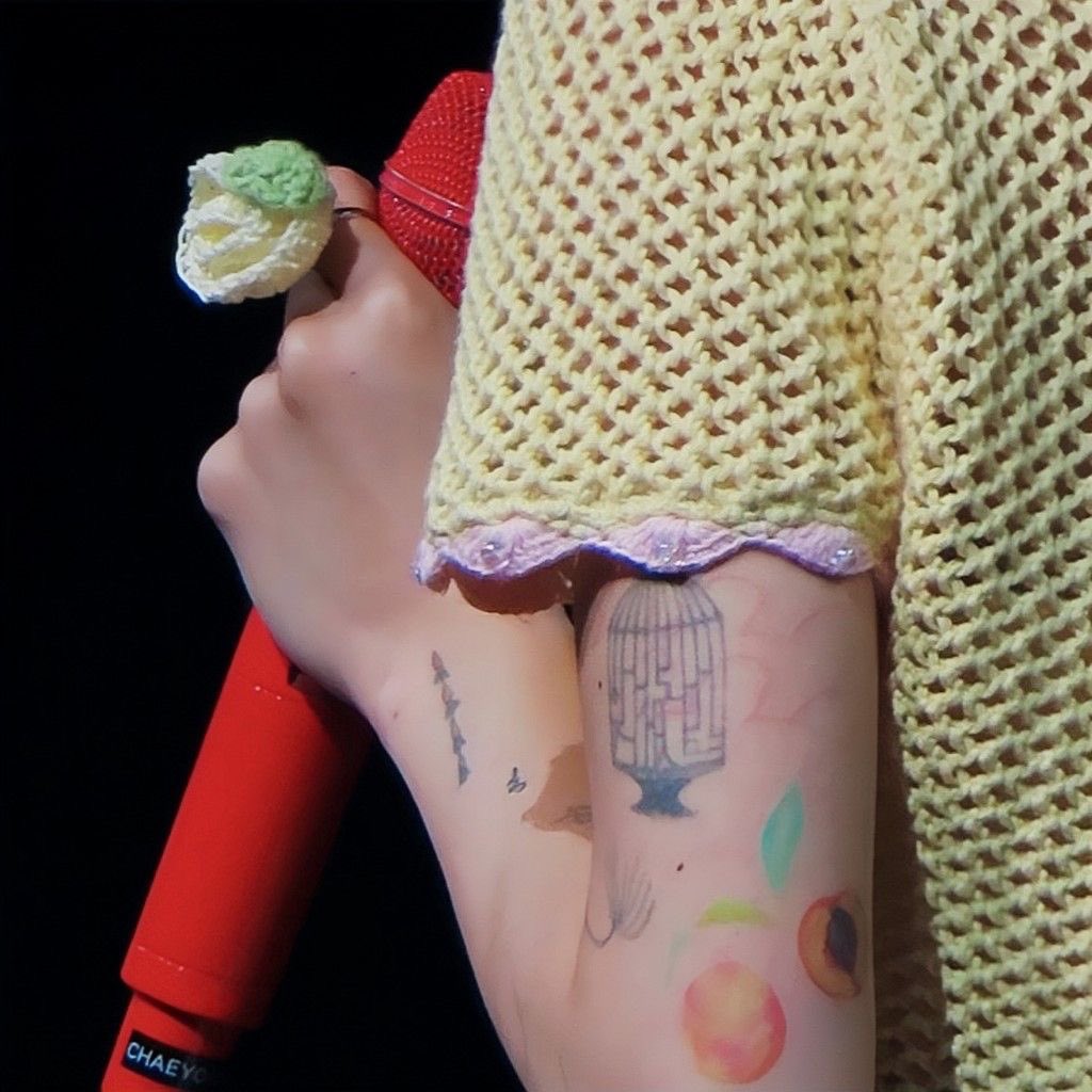 chaebrasil's tweet photo. [THREAD] Tatuagens da Chaeyoung https://t.co/vpCsjPNo6s