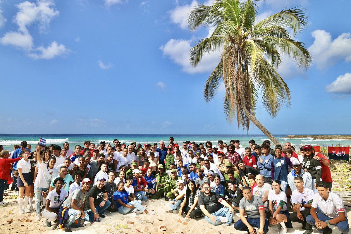 En las arenas de Playa Girón, allí donde el imperio pretendió hincar su garra y encontró un pueblo listo para defender su Revolución, nos reunimos con más de un centenar de jóvenes. La historia de #Cuba es heroica y estamos sintiéndola junto ellos en todos los escenarios.