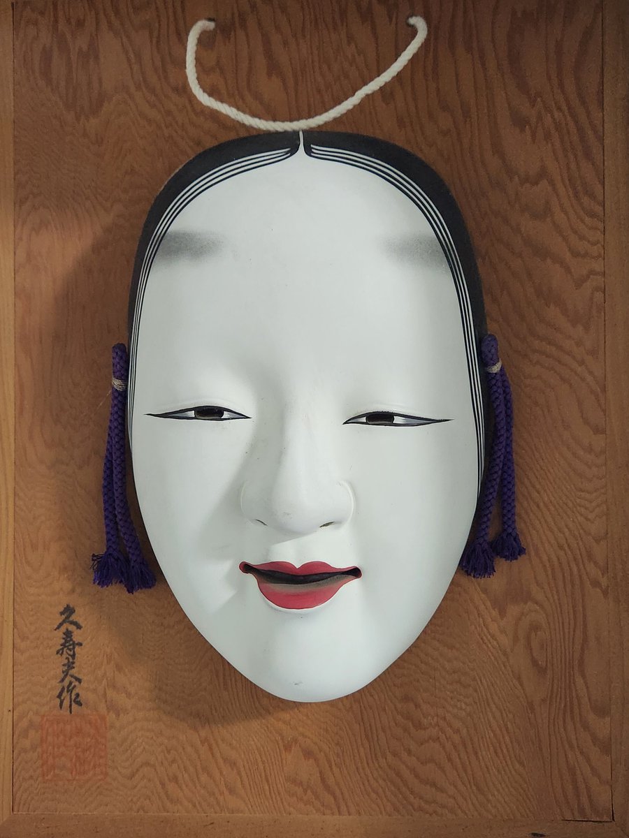 nihon_fuku's tweet photo. 노멘 의외로 직접 써보면
생각보다 시야가 잘 안보이네요
이거 쓰고 공연은 도저히 못하겠습니다
근데 예뻐요
현관 앞 선반에 장식해줬어요😃👍 https://t.co/Zyr4Eqj6mC
