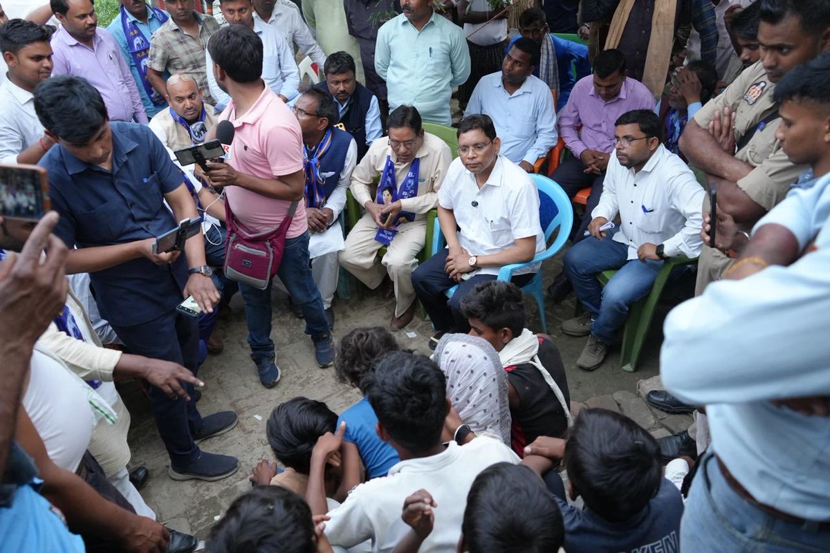 ramjigautambsp's tweet photo. सीतामढ़ी में अवधेश पासवान की हत्या जय भीम बोलने पर सामंतियों ने कर दी।परिवार डरा सहमा सा था हत्यारों को अभी तक गिरफ्तार भी नहीं किया गया।संबंधित अधिकारियों से बात कर दो और अपराधियों को fir में शामिल करने की माँग की है।परिवार को हर सम्भव मदद की जाएगी।⁦⁦@CMBiharNK⁩ https://t.co/uqIi7RGXOo