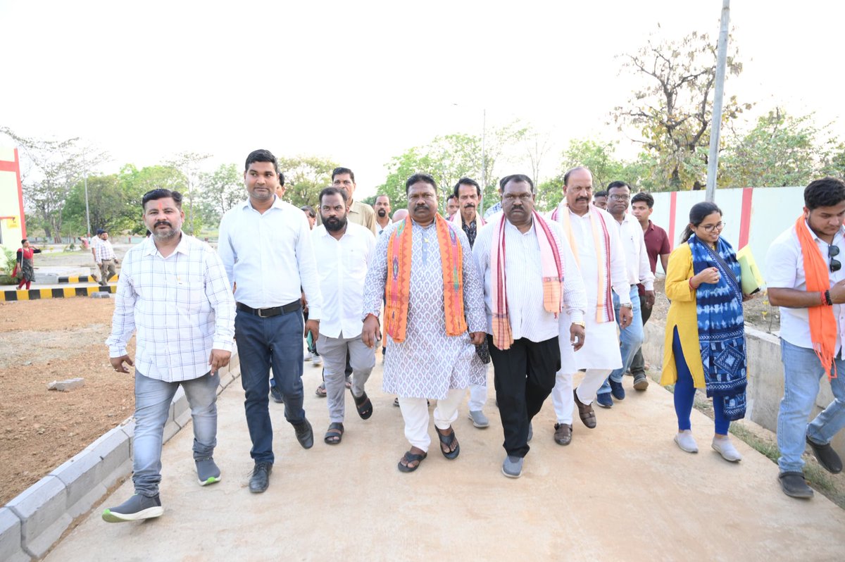 RabiNaikBJP's tweet photo. ବୈଠକ ପରେ ପ୍ରକଳ୍ପ ସ୍ଥଳ ପରିଦର୍ଶନ କରି ପ୍ରଗତି ବିଷୟରେ ଅବଗତ ହେଲି। ଏହି ପ୍ରକଳ୍ପ ଅଞ୍ଚଳବାସୀଙ୍କୁ ସ୍ବଚ୍ଛ ପାନୀୟଜଳ ଯୋଗାଣ ଦେବାରେ ସହାୟକ ହେବ।
#MegaWaterProject #JalJeevanMission #RuralDevelopment https://t.co/pADZkd7TGy