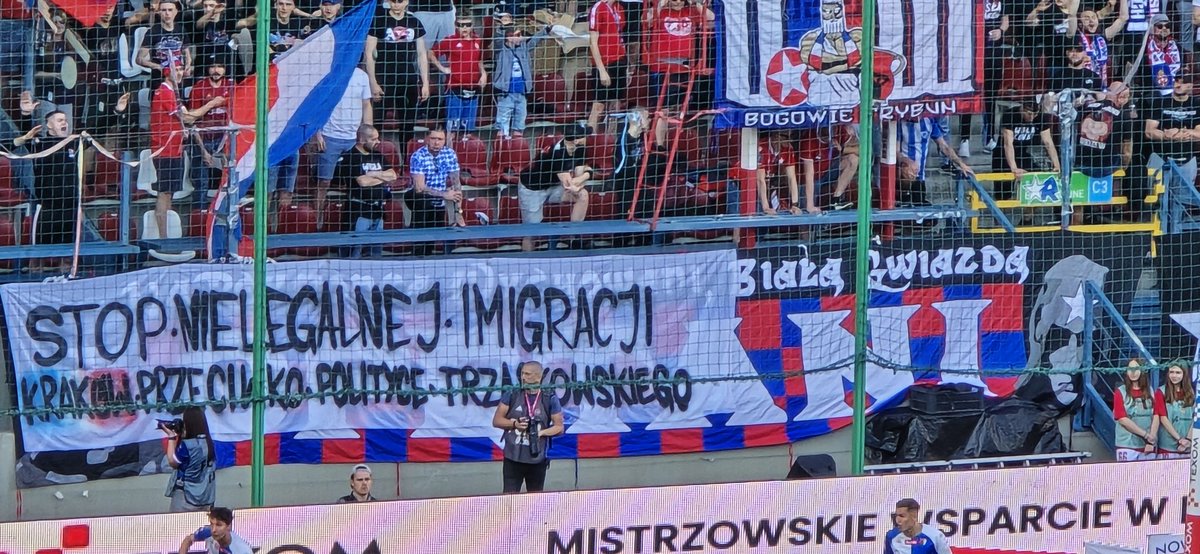 cityboykrk's tweet photo. Stop nielegalnej imigracji, Wiślacki Kraków przeciwko polityce Trzaskowskiego.
#WisłaTwitter https://t.co/WwzC3xfqEj