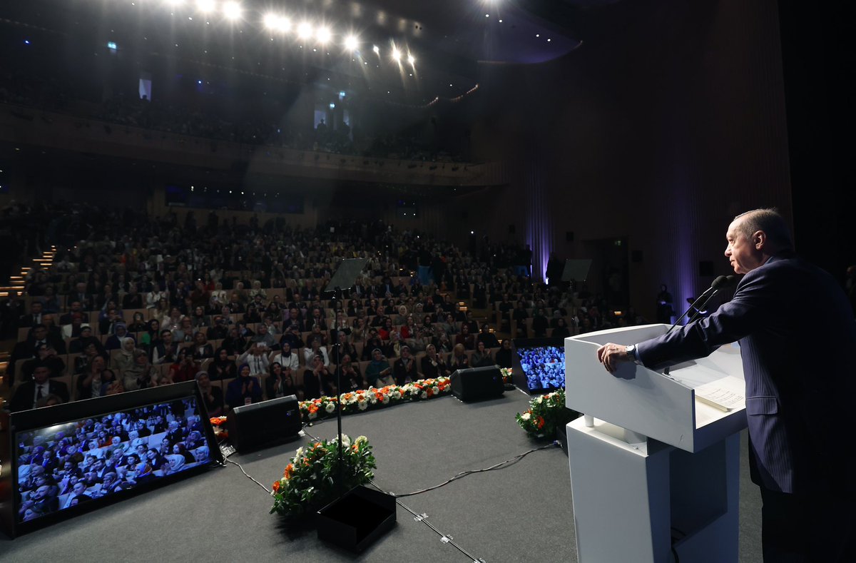 Tuğba IŞIK ERCAN (@tugbaisikercan) on Twitter photo Genel Başkanımız, Cumhurbaşkanımız Sayın <a href="/RTErdogan/">Recep Tayyip Erdoğan</a> ve Saygıdeğer <a href="/EmineErdogan/">Emine Erdoğan</a> Hanımefendi’nin teşrifleriyle gerçekleştirilen KADEM 5. Olağan Genel Kurulu’na katıldık.
Görevi devreden Sn. <a href="/SalihaOkurGmr/">Saliha Okur Gümrükçüoğlu</a>’ye bugüne kadar ortaya koyduğu kıymetli emekler için teşekkür ediyor; Genel Başkanımız, Cumhurbaşkanımız Sayın <a href="/RTErdogan/">Recep Tayyip Erdoğan</a> ve Saygıdeğer <a href="/EmineErdogan/">Emine Erdoğan</a> Hanımefendi’nin teşrifleriyle gerçekleştirilen KADEM 5. Olağan Genel Kurulu’na katıldık.
Görevi devreden Sn. <a href="/SalihaOkurGmr/">Saliha Okur Gümrükçüoğlu</a>’ye bugüne kadar ortaya koyduğu kıymetli emekler için teşekkür ediyor;
