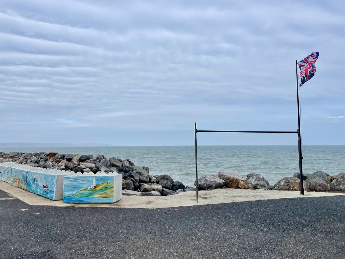 LynnsWaffles's tweet photo. 📮Another #EasterTopper on a #QueenElizabethII #Postbox
📮Today in #Beesands #SouthDevon
The weather is really nice now & the sun is out!☀️📮Spotted this 📮 while having a wander along the coast & perfect for #PostboxSaturday 📮#EasterWeekend 📮 https://t.co/8idtEu2f3F