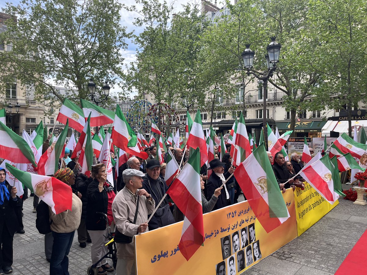 nobari_mehdi's tweet photo. Khamenei le vampire, c’est 
la fin de ton empire 
Paris rassemblement 19/04 
خامنهای خونخوار ، میکشیمت زیر خاک
#نه_شاه_نه_شیخ 
#نه_به_اعدام 
اعدام مخرج مشترک شیخ و شاه
پاریس ۳۰ فرودین
#FreeIran2025 https://t.co/OaPzw03AXb