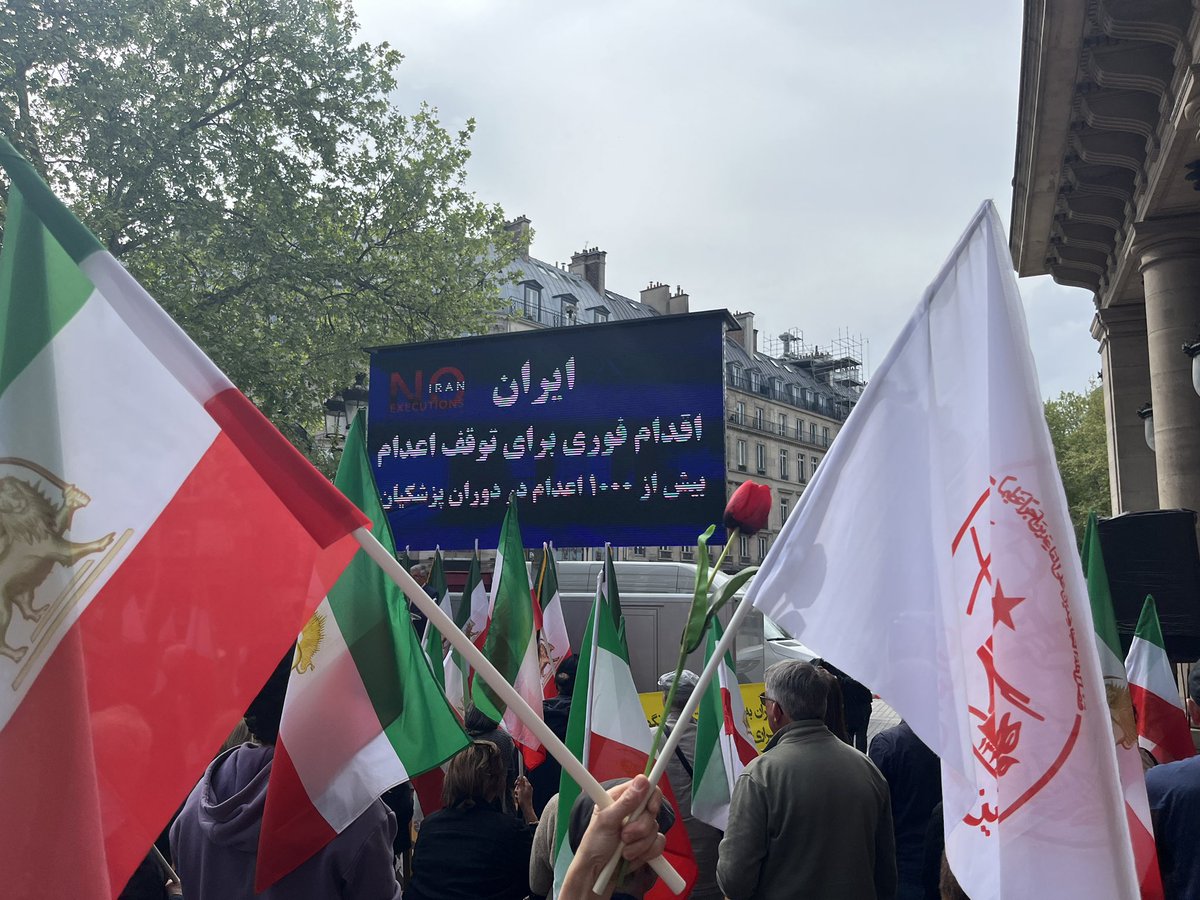 nobari_mehdi's tweet photo. Khamenei le vampire, c’est 
la fin de ton empire 
Paris rassemblement 19/04 
خامنهای خونخوار ، میکشیمت زیر خاک
#نه_شاه_نه_شیخ 
#نه_به_اعدام 
اعدام مخرج مشترک شیخ و شاه
پاریس ۳۰ فرودین
#FreeIran2025 https://t.co/OaPzw03AXb
