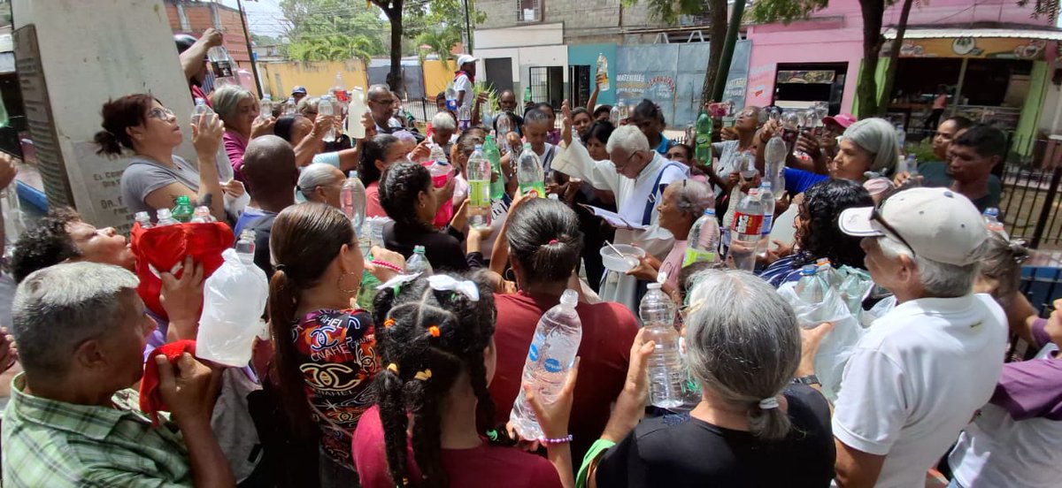 Como es tradición cada sábado de Gloria en Paz Castillo se realiza la bendición del Agua. Desde la plaza  Dr. Francisco Espejo la feligresía se concentra para recibir la bondad del Señor