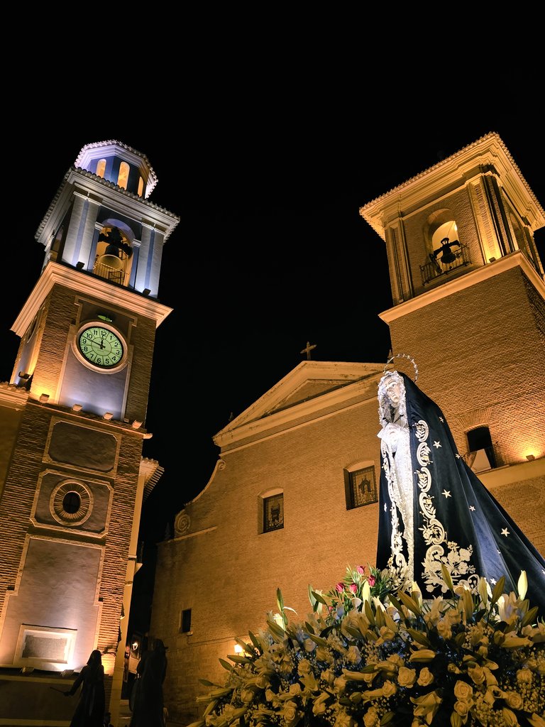 VIERNES SANTO | La Soledad cierra la procesión del Santo Entierro de Mula.

La talla, de 1941, es del imaginero murciano José Lozano Roca.

Al fondo, el conjunto monumental formado por la Iglesia parroquial de San Miguel Arcángel (s. XVI) y la Torre del Reloj (1806), ambos BIC.