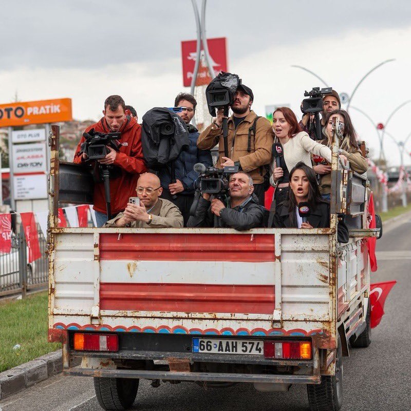 Özgür Özel, Yozgat’ta traktörle miting alanına girerken çekim yapan muhabir ve kameramanlar.