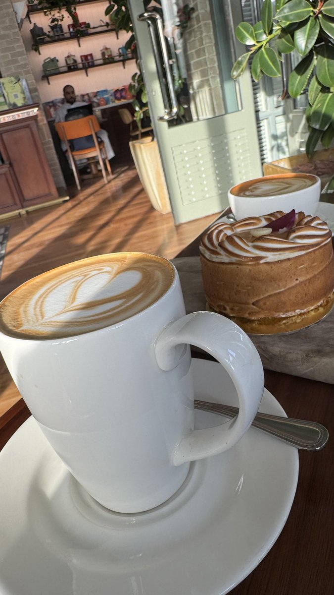 القهوه مع الشخص الي تحبه تسوى الدنيا كلها.💙