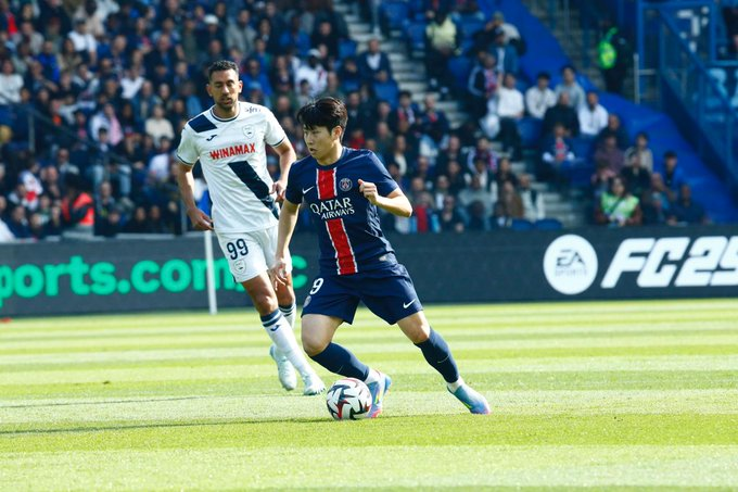 PSG_KR's tweet photo. 오랜만에 선발 복귀한 경기에서 산뜻한 몸놀림과 좋은 패스를 선보이고 있는 이강인!

#PSGHAC (1-0) https://t.co/lExFhhNsO8