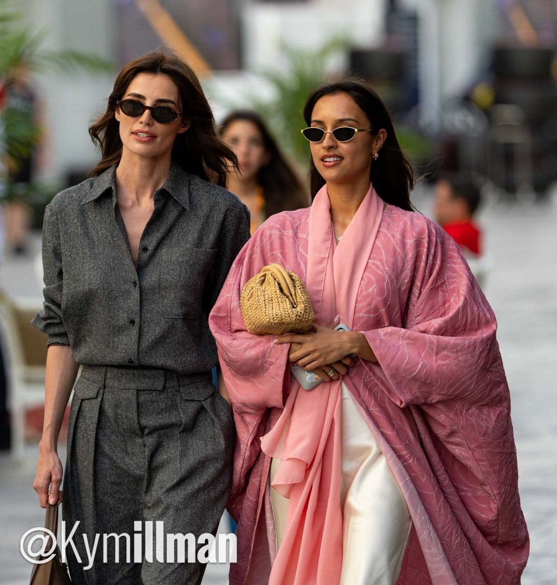 v3rstappen1's tweet photo. the pink abaya is so slay I need it https://t.co/E0uibwvrGU