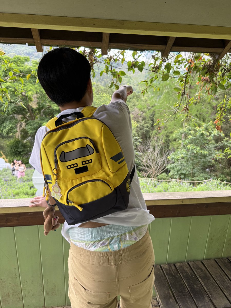 小朋友們的戶外放電時間⚡️⚡️

今天寶寶和姐姐一起去戶外玩耍，好久沒出門放電的寶寶好開心呢🤩

帶小朋友去戶外放電的好處就是可以盡情跑來跑去，不知道是不是寶寶穿了閃電鞋鞋的關係，今天的電量特別充足🔋

嗯…玩到尿布被看光光都不知道😆

#abdl 
#ddlg 
#SKLSHOTER 
#スキルシューター