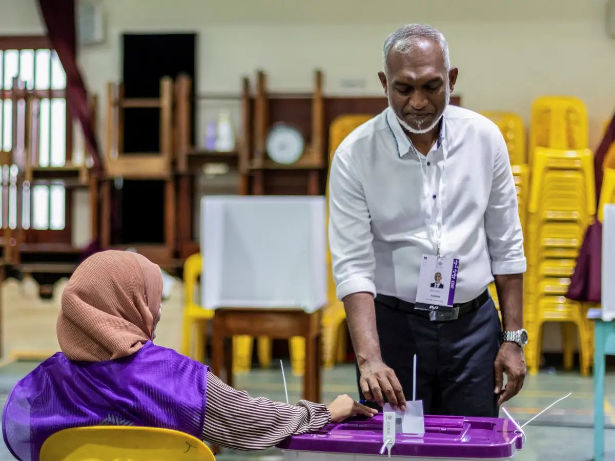 Inasha911's tweet photo. ޕްރިފަރެންޝަލް ވޯޓިން ތަޢާރަފް ކުރަނީ

ޕްރިފެރެންޝަލް ވޯޓިންގެ ސަބަބުން އެމީހަކު އިސްކަންދޭ ތަރުތީބުން ކެނޑިޑޭޓުން ރޭންކް ކުރެވޭނެ.

#PreferentialVoting
#MakeYourVoteCount https://t.co/jCpLbbM6XL