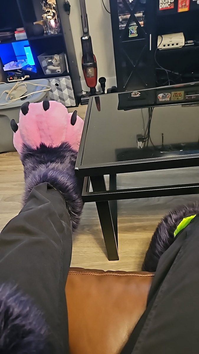 Fazboner's tweet photo. @OapaCake You wanna lick these paws huh... Filthy paw sucker... https://t.co/8sAmscWxqO
