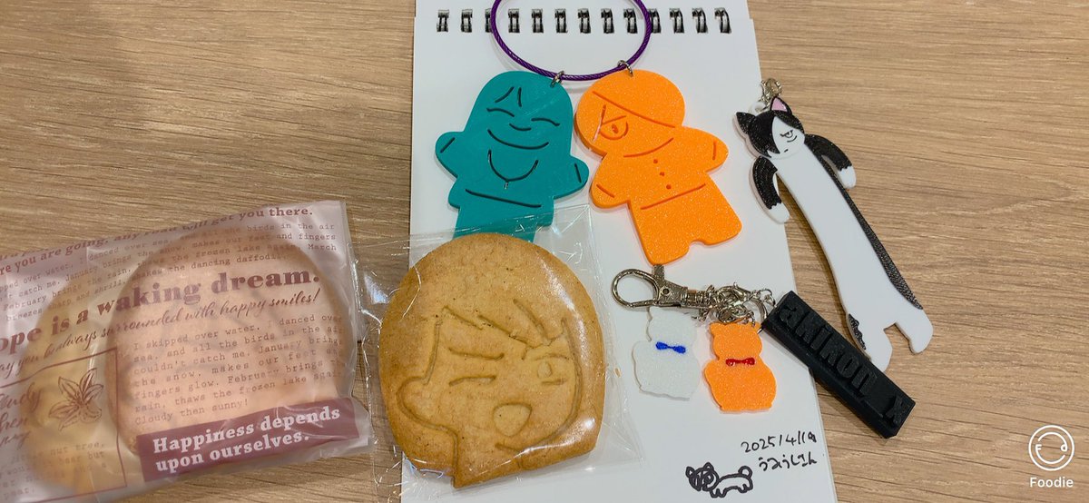 聖地ランチ後カラオケboxでスケブ交換会🖌️
震える手を抑えながら描いてる間うみうしさんとマロアさん(は、なんと描きながら!)美声を聴かせてくれました😍とんがりさんも描き終えて歌ってくれた🎤みんなうま過ぎ✨続く→ 