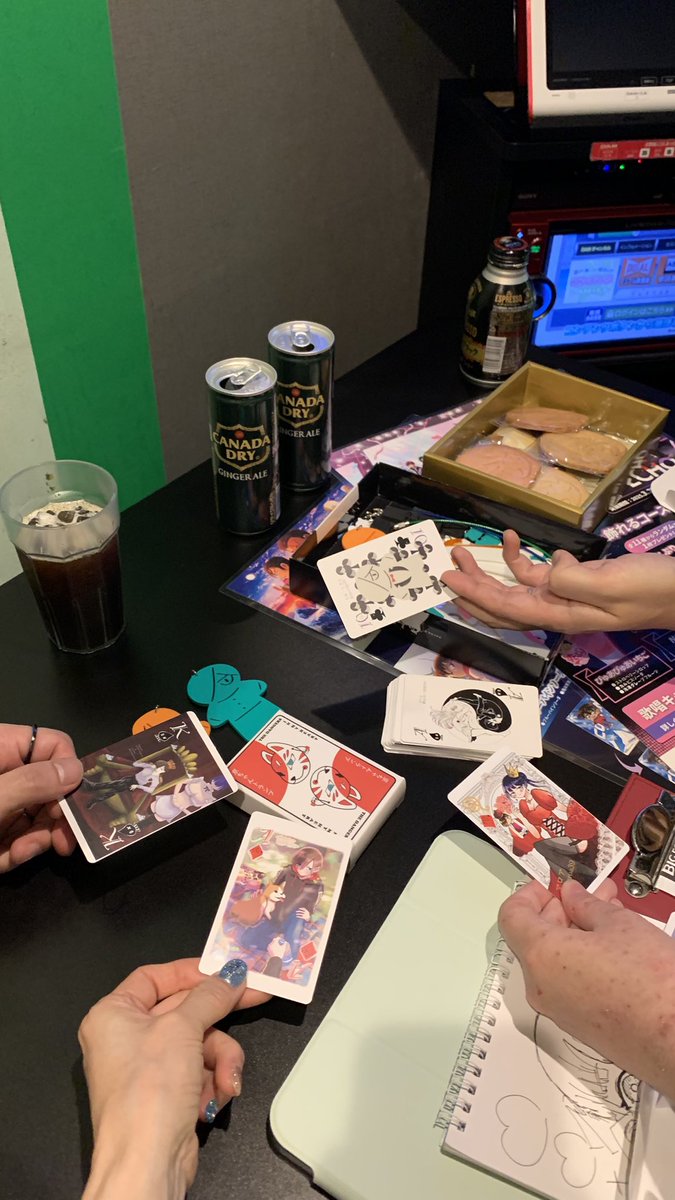 聖地ランチ後カラオケboxでスケブ交換会🖌️
震える手を抑えながら描いてる間うみうしさんとマロアさん(は、なんと描きながら!)美声を聴かせてくれました😍とんがりさんも描き終えて歌ってくれた🎤みんなうま過ぎ✨続く→ 