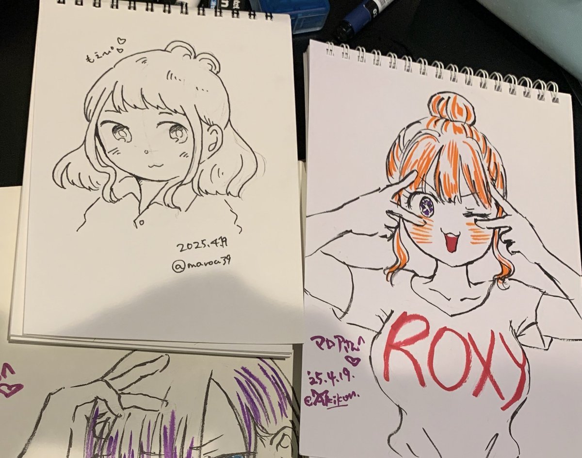 聖地ランチ後カラオケboxでスケブ交換会🖌️
震える手を抑えながら描いてる間うみうしさんとマロアさん(は、なんと描きながら!)美声を聴かせてくれました😍とんがりさんも描き終えて歌ってくれた🎤みんなうま過ぎ✨続く→ 