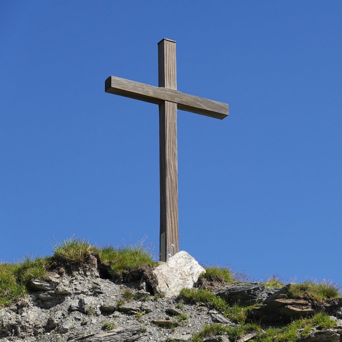 Key distinction: a CRUCIFIX is a cross with a crucified figure—usually Christ—attached to it. 

(From crucem ["cross"] + figo, ["to nail, fasten"])  

An empty cross is just a cross, not a crucifix.