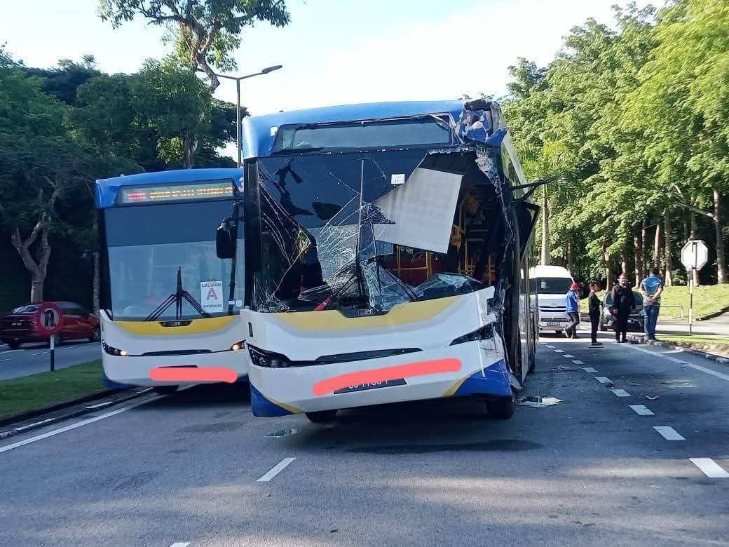 mynewshub's tweet photo. Pelajar UUM maut dilanggar bas kampus

KUBANG PASU – Seorang pelajar Universiti Utara Malaysia (UUM) maut selepas dilanggar sebuah bas kampus dalam kejadian tragis yang berlaku di hadapan perhentian bas Jalan Persiaran Perdana, UUM pada Sabtu.

Ketua Polis Daerah Kubang Pasu, Superintendan Mohd Radzi Abdul Rahim berkata, mangsa Manarina Hasya Muhamad Karim, 22, disahkan meninggal dunia pada jam 6.30 petang ketika menerima rawatan di Hospital Sultanah Bahiyah, Alor Setar.

Katanya, kejadian berlaku sekitar jam 8.45 pagi dan melibatkan dua buah bas milik syarikat yang sama.

“Siasatan awal mendapati kemalangan berlaku apabila bas pertama sedang berhenti di perhentian untuk mengambil penumpang sebelum dilanggar dari belakang oleh bas kedua.

“Impak pelanggaran menyebabkan bas hadapan menggelongsor ke depan dan melanggar besi penghadang jalan, sebelum menghimpit mangsa yang sedang menunggu giliran untuk menaiki bas berkenaan,” katanya dalam kenyataan di sini pada Sabtu.

Menurutnya, mangsa yang berasal dari Johor mengalami kecederaan serius dan dikejarkan ke hospital, namun disahkan meninggal dunia beberapa jam kemudian.

“Kedua-dua pemandu bas, masing-masing berusia 32 dan 37 tahun, tidak mengalami sebarang kecederaan.

“Kes disiasat di bawah Seksyen 41(1) Akta Pengangkutan Jalan 1987 kerana menyebabkan kematian akibat kemalangan jalan raya. Pihak polis menyeru saksi kejadian untuk tampil memberikan maklumat bagi membantu siasatan,” jelasnya.

ROSHILA MURNI ROSLI
19 April 2025 10:17pm

Artikel ➡️ Sinar Harian