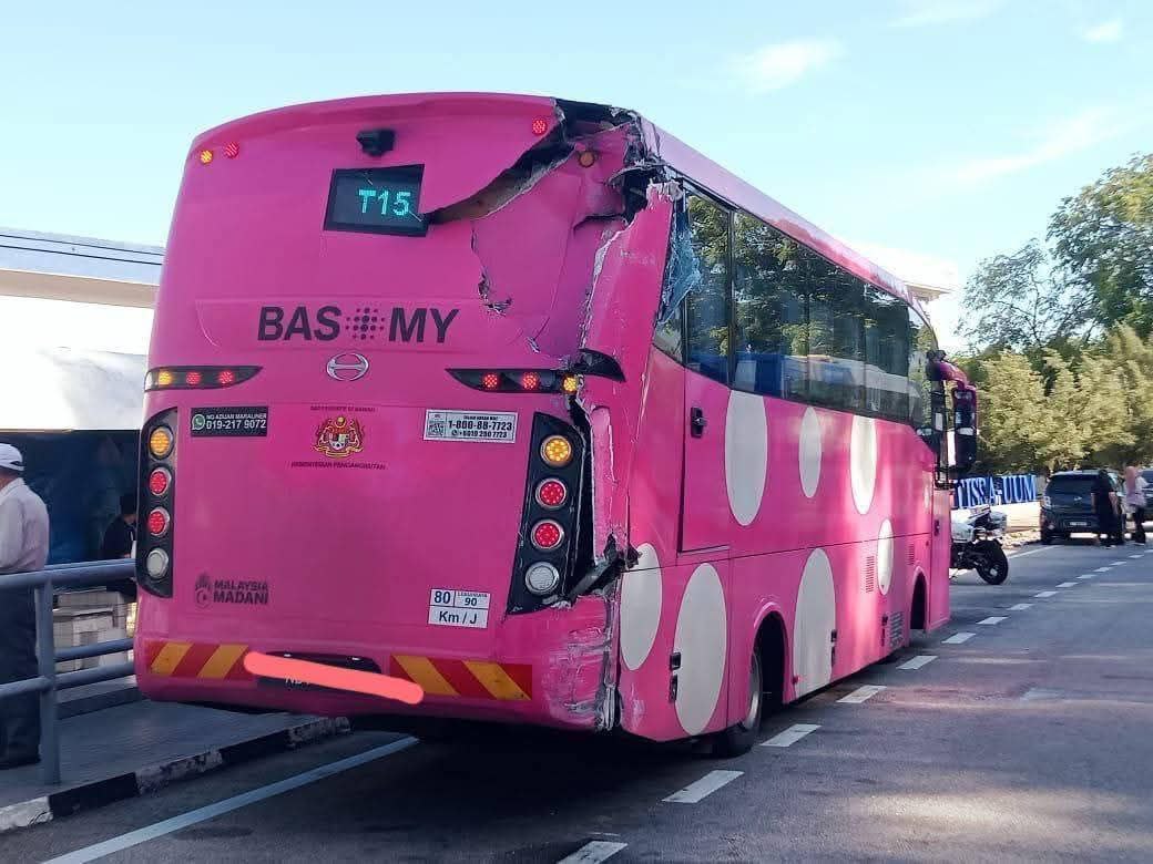 mynewshub's tweet photo. Pelajar UUM maut dilanggar bas kampus

KUBANG PASU – Seorang pelajar Universiti Utara Malaysia (UUM) maut selepas dilanggar sebuah bas kampus dalam kejadian tragis yang berlaku di hadapan perhentian bas Jalan Persiaran Perdana, UUM pada Sabtu.

Ketua Polis Daerah Kubang Pasu, Superintendan Mohd Radzi Abdul Rahim berkata, mangsa Manarina Hasya Muhamad Karim, 22, disahkan meninggal dunia pada jam 6.30 petang ketika menerima rawatan di Hospital Sultanah Bahiyah, Alor Setar.

Katanya, kejadian berlaku sekitar jam 8.45 pagi dan melibatkan dua buah bas milik syarikat yang sama.

“Siasatan awal mendapati kemalangan berlaku apabila bas pertama sedang berhenti di perhentian untuk mengambil penumpang sebelum dilanggar dari belakang oleh bas kedua.

“Impak pelanggaran menyebabkan bas hadapan menggelongsor ke depan dan melanggar besi penghadang jalan, sebelum menghimpit mangsa yang sedang menunggu giliran untuk menaiki bas berkenaan,” katanya dalam kenyataan di sini pada Sabtu.

Menurutnya, mangsa yang berasal dari Johor mengalami kecederaan serius dan dikejarkan ke hospital, namun disahkan meninggal dunia beberapa jam kemudian.

“Kedua-dua pemandu bas, masing-masing berusia 32 dan 37 tahun, tidak mengalami sebarang kecederaan.

“Kes disiasat di bawah Seksyen 41(1) Akta Pengangkutan Jalan 1987 kerana menyebabkan kematian akibat kemalangan jalan raya. Pihak polis menyeru saksi kejadian untuk tampil memberikan maklumat bagi membantu siasatan,” jelasnya.

ROSHILA MURNI ROSLI
19 April 2025 10:17pm

Artikel ➡️ Sinar Harian