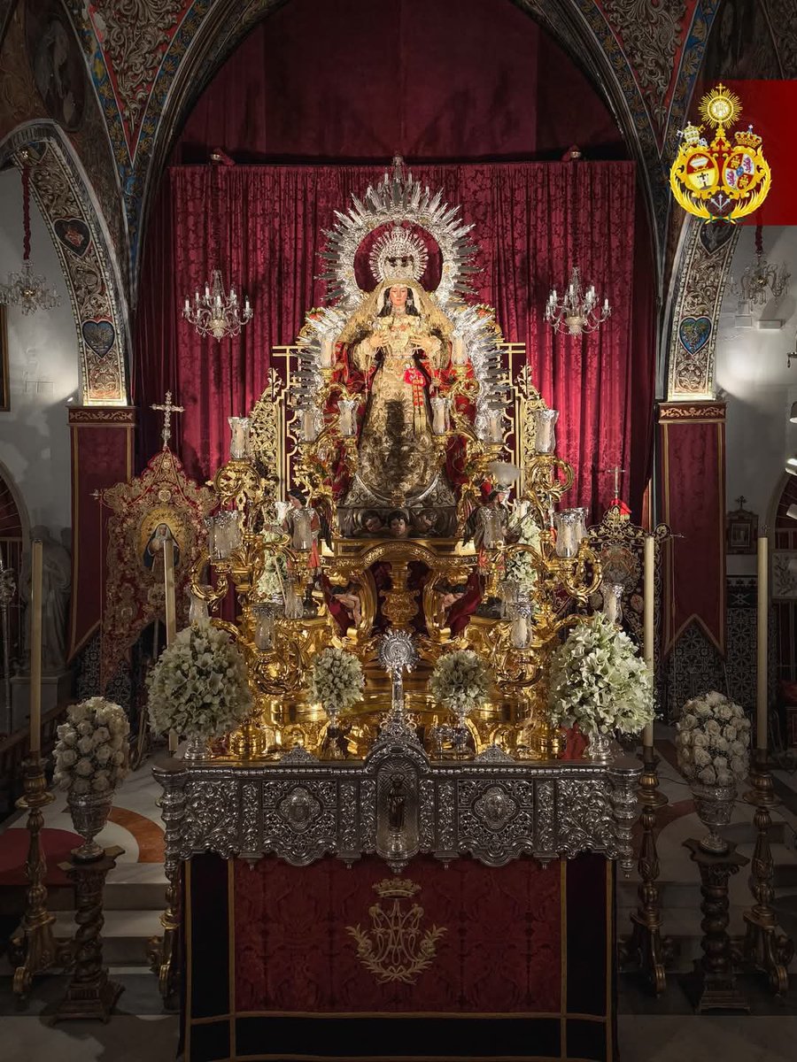 🔴 Nuestra Señora de la Soledad Coronada, ya aguarda en su paso de gloria completamente dorado, a la espera de su salida procesional en la tarde del Domingo de Resurrección.
