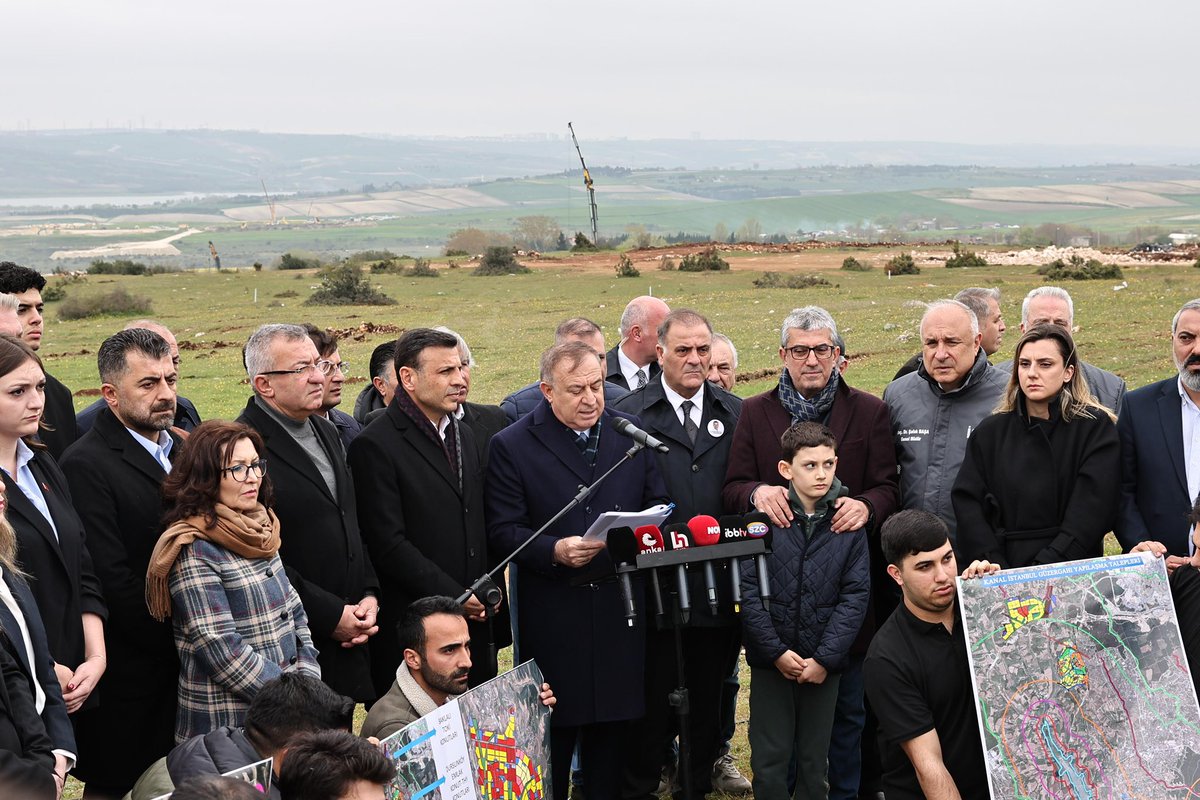 SafakBasa's tweet photo. CHP Genel Başkan Yardımcısı Sayın Gökan Zeybek tarafından Sazlıdere Baraj havzasında yapılan basın açıklamasına İBB Başkan Vekilimiz Sayın Nuri Aslan ile birlikte katıldık. 

📌 Sayın Zeybek’in de ifade ettiği gibi; İstanbul’un en önemli su kaynaklarından Sazlıdere Barajı’nın havza koruma alanına 24 bin konut inşası kabul edilemez.

📌Sazlıdere Barajı 1999 yılından beri devrede olup, yıllık ortalama 750 bin kişinin su ihtiyacını karşılamaktadır. Barajın yapım bedeli protokol çerçevesinde İdaremiz tarafından ödenmektedir. Kullanım hakkı ve işletilmesi İSKİ’ye aittir. Sazlıdere Barajı olmadan İstanbul'un su güvenliğinin sağlanması mümkün değildir.

📌Söz konusu yapılara ait planlar Sazlıdere Havzasının maksimum su kotu, mutlak, kısa, orta ve uzun mesafeli koruma alanlarında yer almaktadır. İSKİ havza mevzuatına göre içme suyu temin edilen baraj havzalarında imar planları İSKİ görüşü alınmadan hazırlanamaz. 

📌Barajın devre dışı kalması durumunda İstanbul’un Avrupa Yakası’nda yer alan Başakşehir, Arnavutköy, Esenyurt ve Avcılar ilçelerinde ciddi su sıkıntıları yaşanması kaçınılmazdır. 

@ekrem_imamoglu