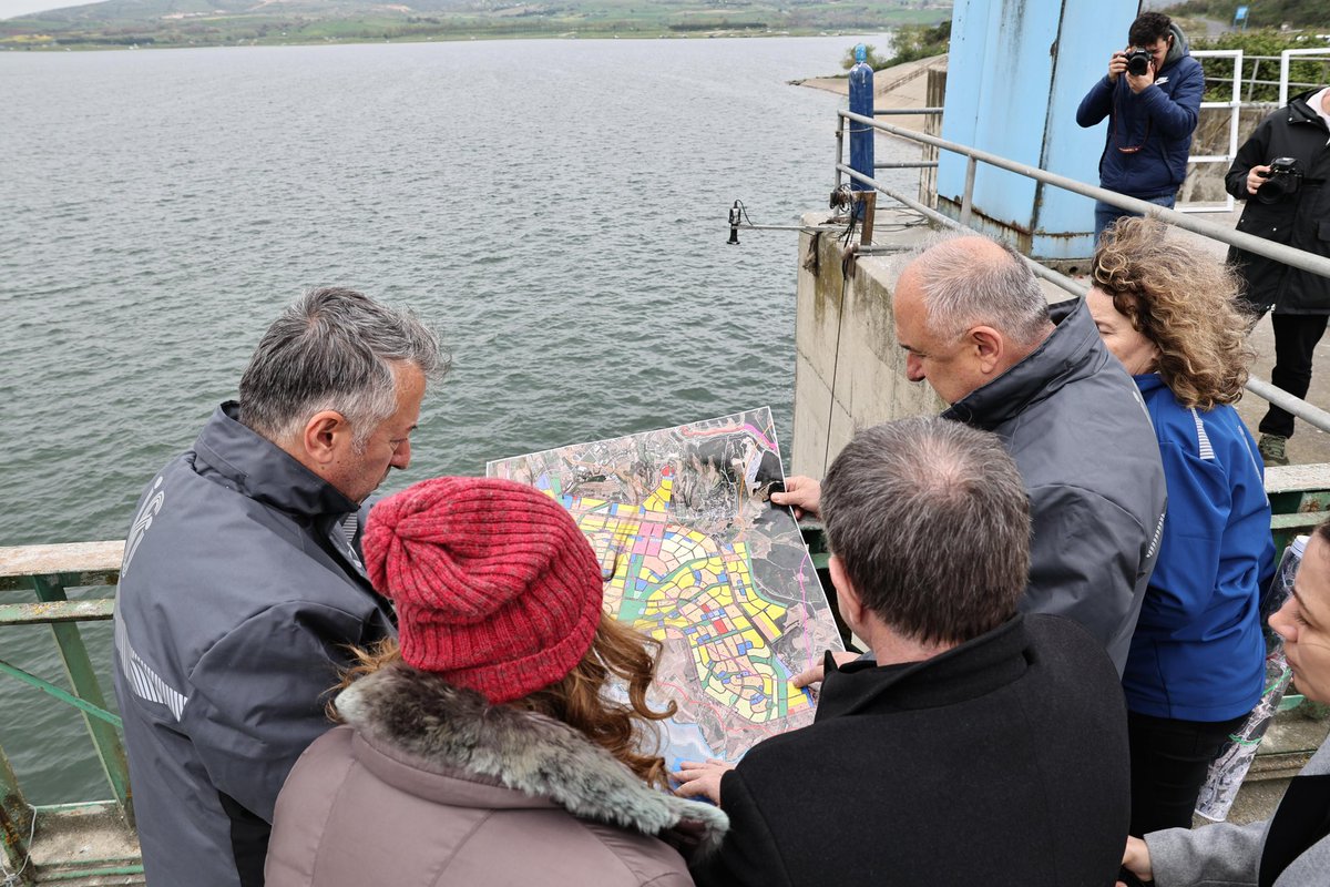 SafakBasa's tweet photo. CHP Genel Başkan Yardımcısı Sayın Gökan Zeybek tarafından Sazlıdere Baraj havzasında yapılan basın açıklamasına İBB Başkan Vekilimiz Sayın Nuri Aslan ile birlikte katıldık. 

📌 Sayın Zeybek’in de ifade ettiği gibi; İstanbul’un en önemli su kaynaklarından Sazlıdere Barajı’nın havza koruma alanına 24 bin konut inşası kabul edilemez.

📌Sazlıdere Barajı 1999 yılından beri devrede olup, yıllık ortalama 750 bin kişinin su ihtiyacını karşılamaktadır. Barajın yapım bedeli protokol çerçevesinde İdaremiz tarafından ödenmektedir. Kullanım hakkı ve işletilmesi İSKİ’ye aittir. Sazlıdere Barajı olmadan İstanbul'un su güvenliğinin sağlanması mümkün değildir.

📌Söz konusu yapılara ait planlar Sazlıdere Havzasının maksimum su kotu, mutlak, kısa, orta ve uzun mesafeli koruma alanlarında yer almaktadır. İSKİ havza mevzuatına göre içme suyu temin edilen baraj havzalarında imar planları İSKİ görüşü alınmadan hazırlanamaz. 

📌Barajın devre dışı kalması durumunda İstanbul’un Avrupa Yakası’nda yer alan Başakşehir, Arnavutköy, Esenyurt ve Avcılar ilçelerinde ciddi su sıkıntıları yaşanması kaçınılmazdır. 

@ekrem_imamoglu