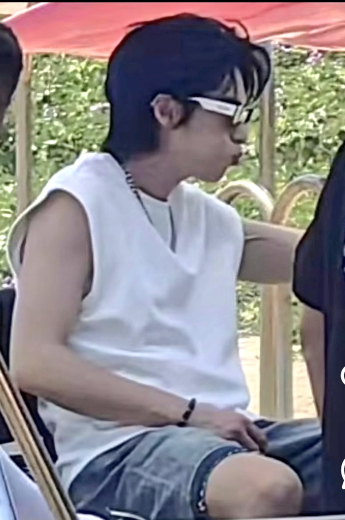 Adriana80791695's tweet image. #DylanWang has arrived in Shanghai after filming for #Pepsi in Sanya, not for #Xtep(my bad).
My impression is that the left arm sdff is still there
Tmr is the 1st anniversary of #WangHeDi 's #DDesirable store in Shanghai, and on April 21st, there's the #FentyBeauty private event