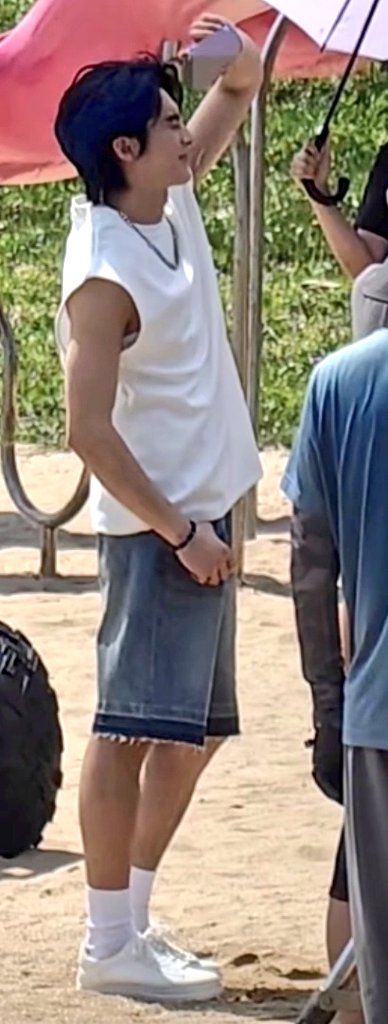 Adriana80791695's tweet image. #DylanWang has arrived in Shanghai after filming for #Pepsi in Sanya, not for #Xtep(my bad).
My impression is that the left arm sdff is still there
Tmr is the 1st anniversary of #WangHeDi 's #DDesirable store in Shanghai, and on April 21st, there's the #FentyBeauty private event