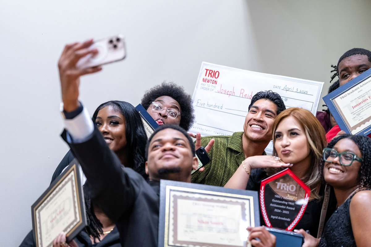 n1kiiaa's tweet image. Won the TRiO Strong-Willed Award at Honors Night alongside my fellow students and coworkers at GSU Newton!

Grateful to be recognized for resilience and determination this moment means a lot.

Thank you TRiO and Newton fam!

#TRiOStrong #GSUHonorsNight #NewtonCampus