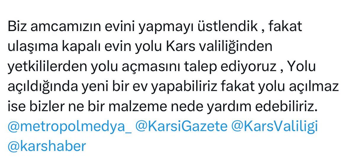 Kars’ta yokluk içinde yaşayan ve yardım eli bekleyen yaşlı aileye ulaşıp evine yardım götürmek isteyen dernek yetkilileri, köye giden yol olmadığı için gerekli yardımı götüremedi.